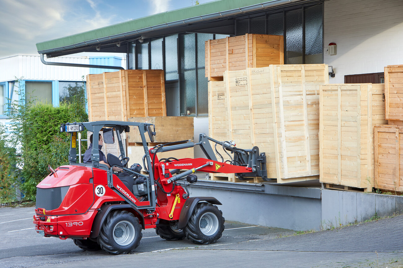 Weidemann wheel loader lifts a pallet