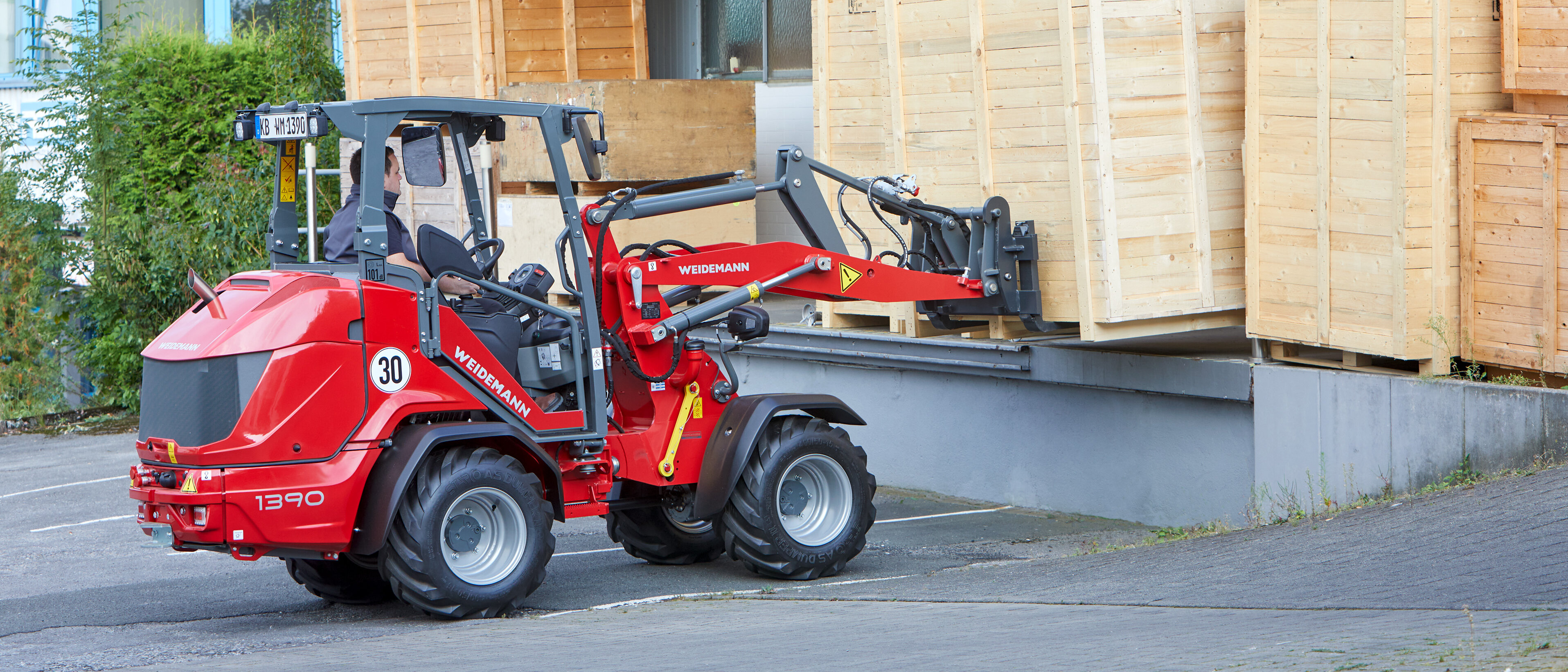 Weidemann wheel loader lifts a pallet