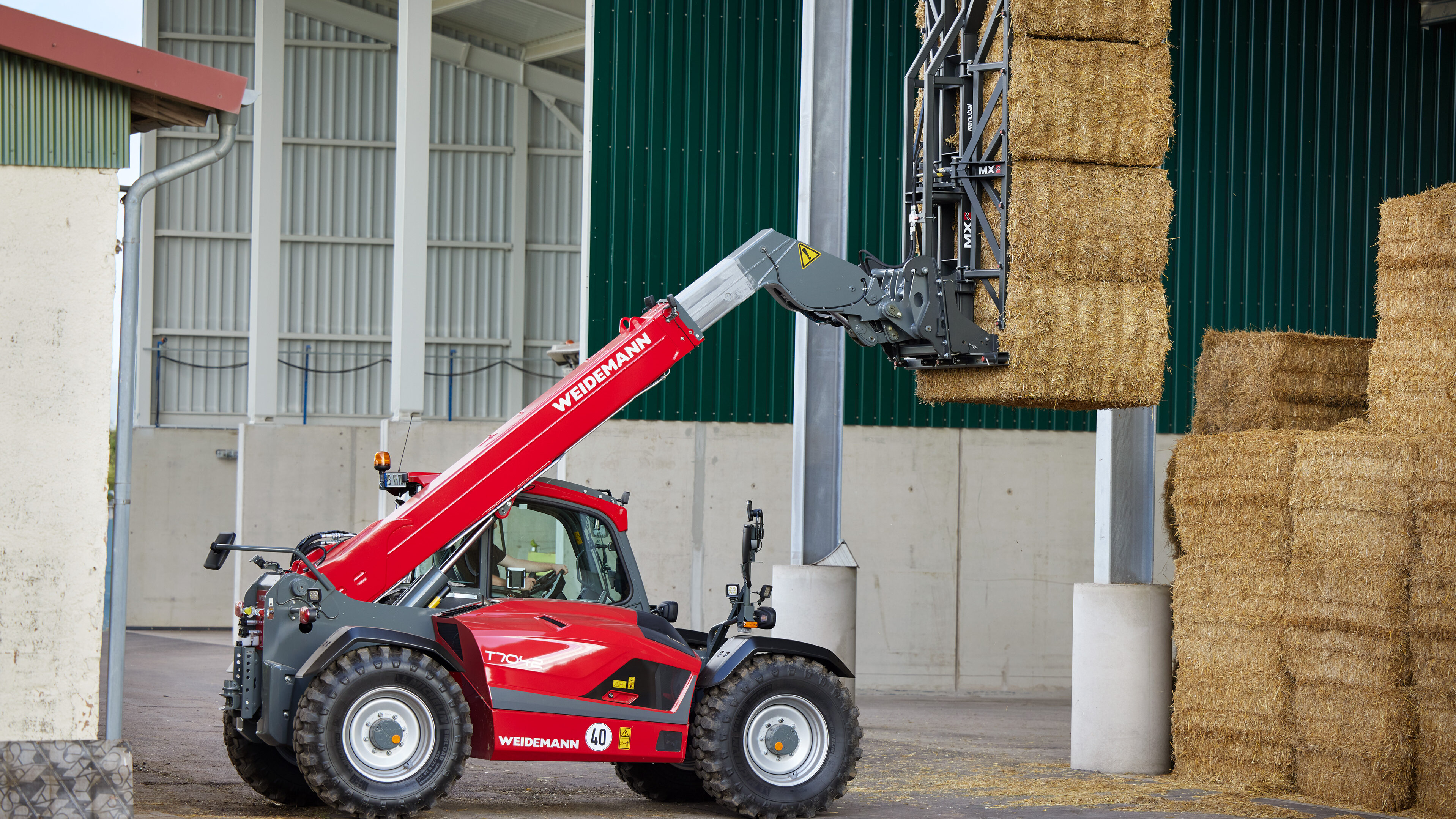 Weidemann telehandler lifts hay bales