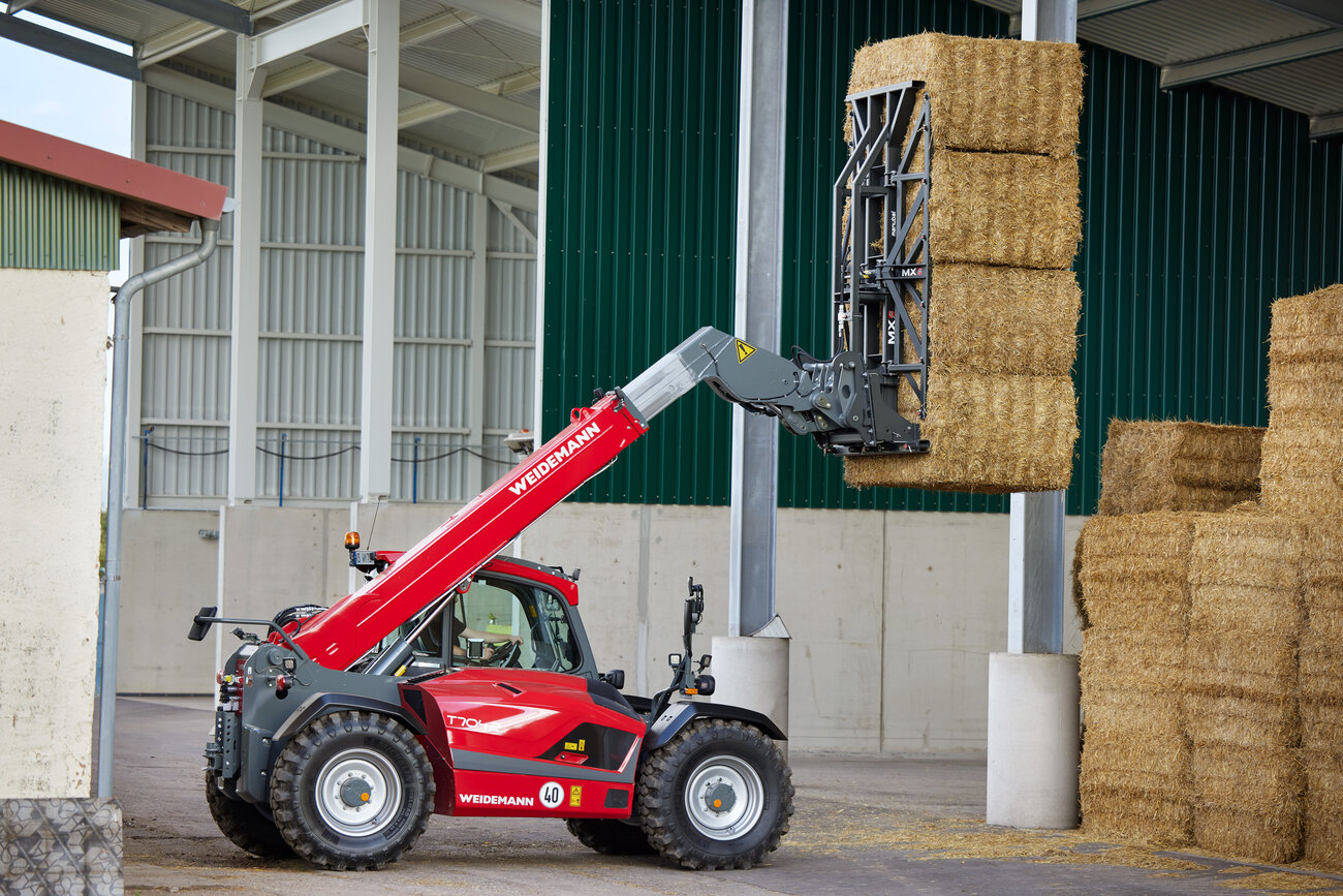 Weidemann Teleskoplader hebt Heuballen an