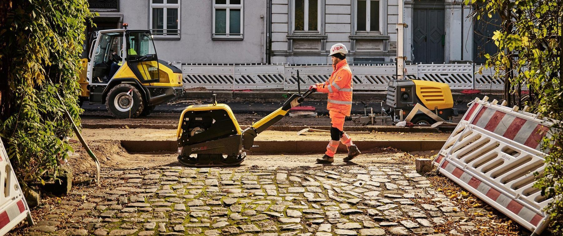 Strabag Baustelle mit Wacker Neuson Verdichtungstechnik bei Straßenbau in urbaner Umgebung