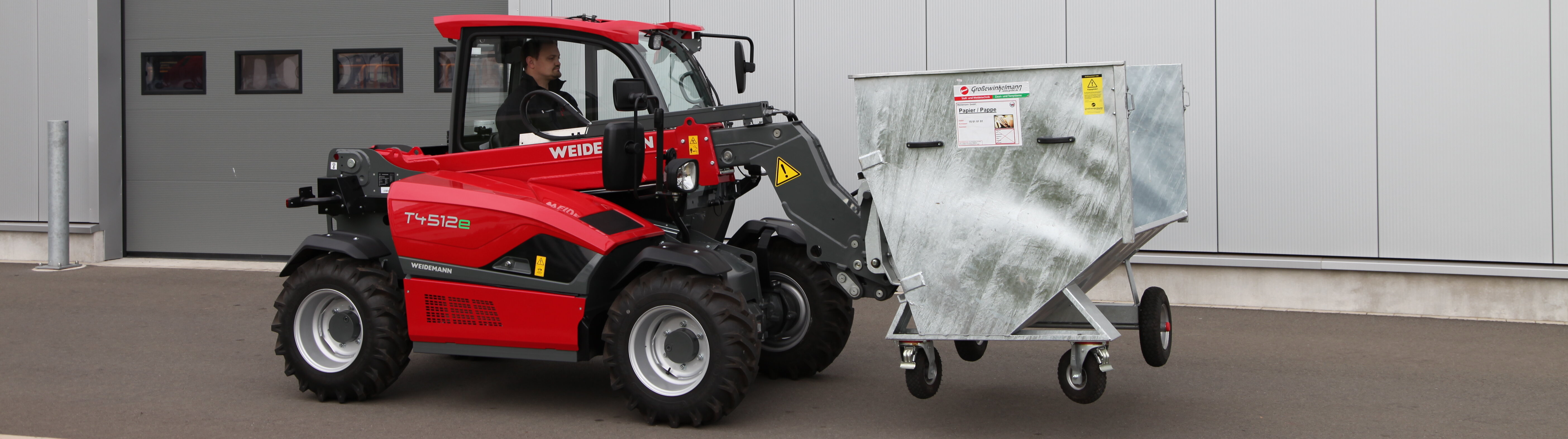 Weidemann 4512 transports a garbage container