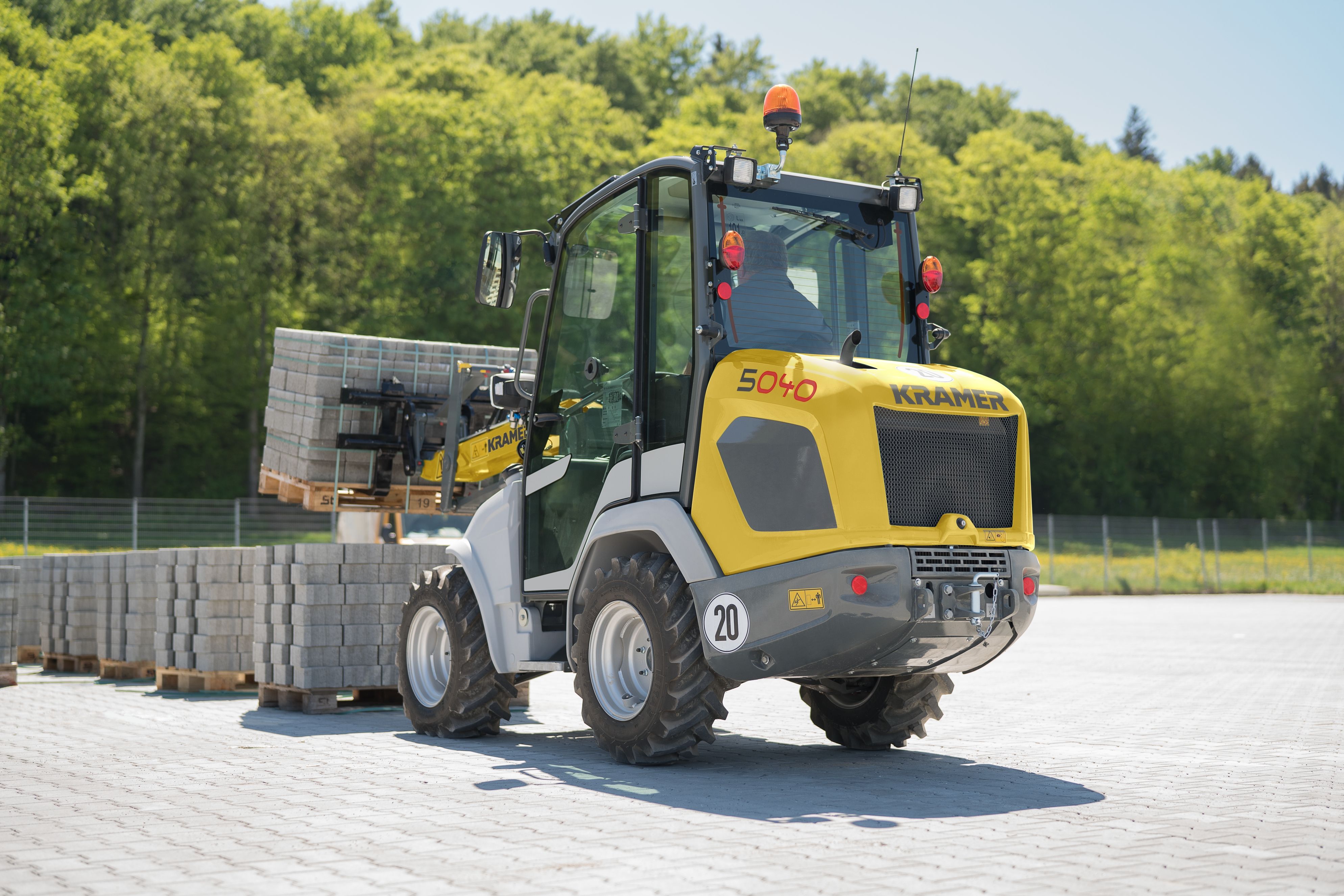 Kramer 5040 transportiert Bordsteine