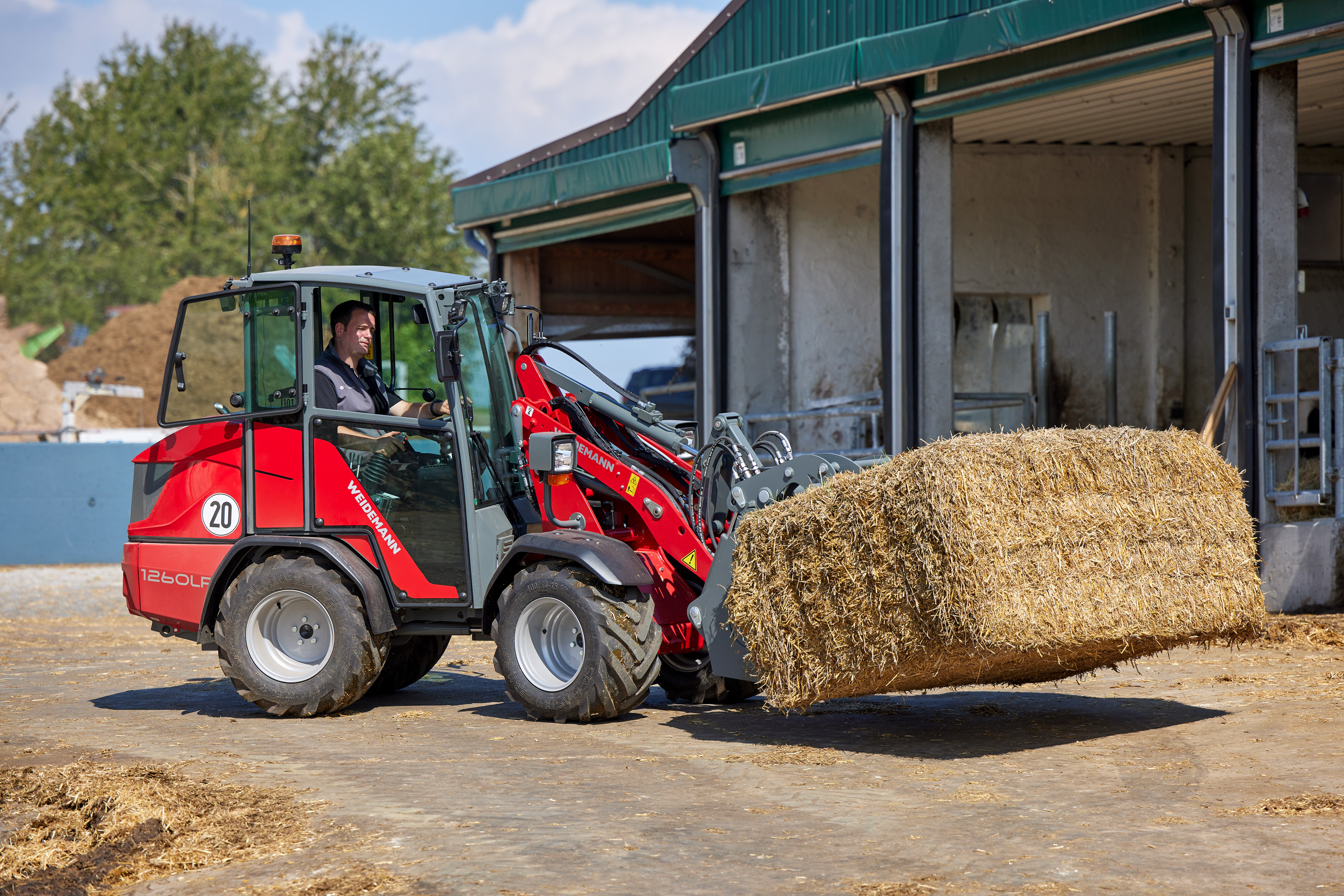 Weidemann 1260LP transportiert Heuballen