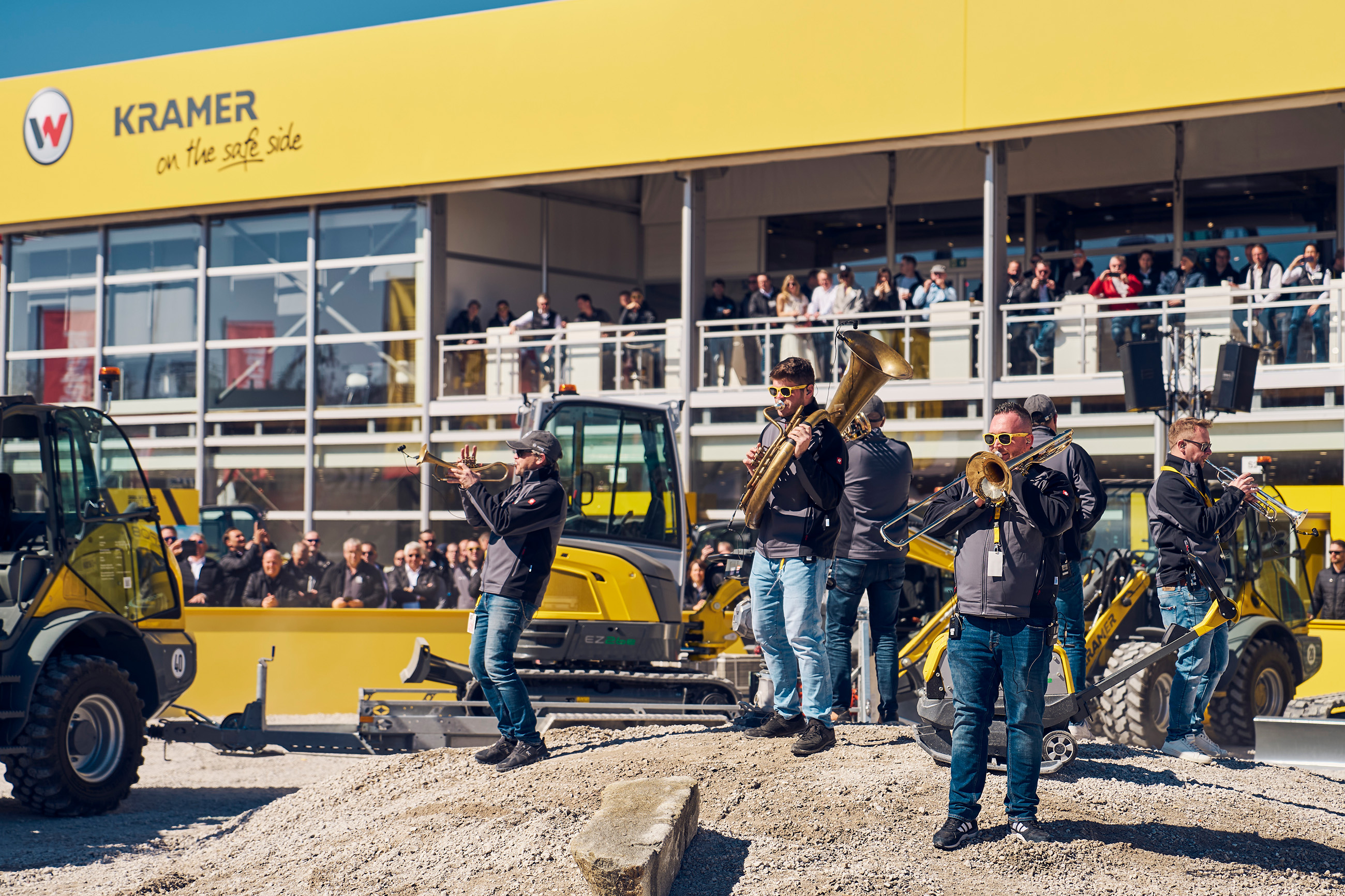 Seit Jahren Besuchermagnet: Die Demoshow der Wacker Neuson Group mit starken Maschinen und Live-Musik.