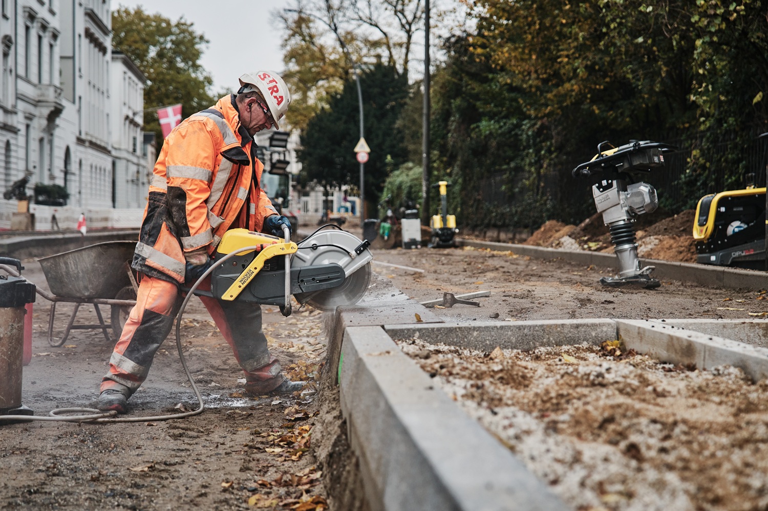 Strabag Bauarbeiter nutzt Wacker Neuson Fugenschneider auf emissionsfreier Baustelle im Stadtbereich