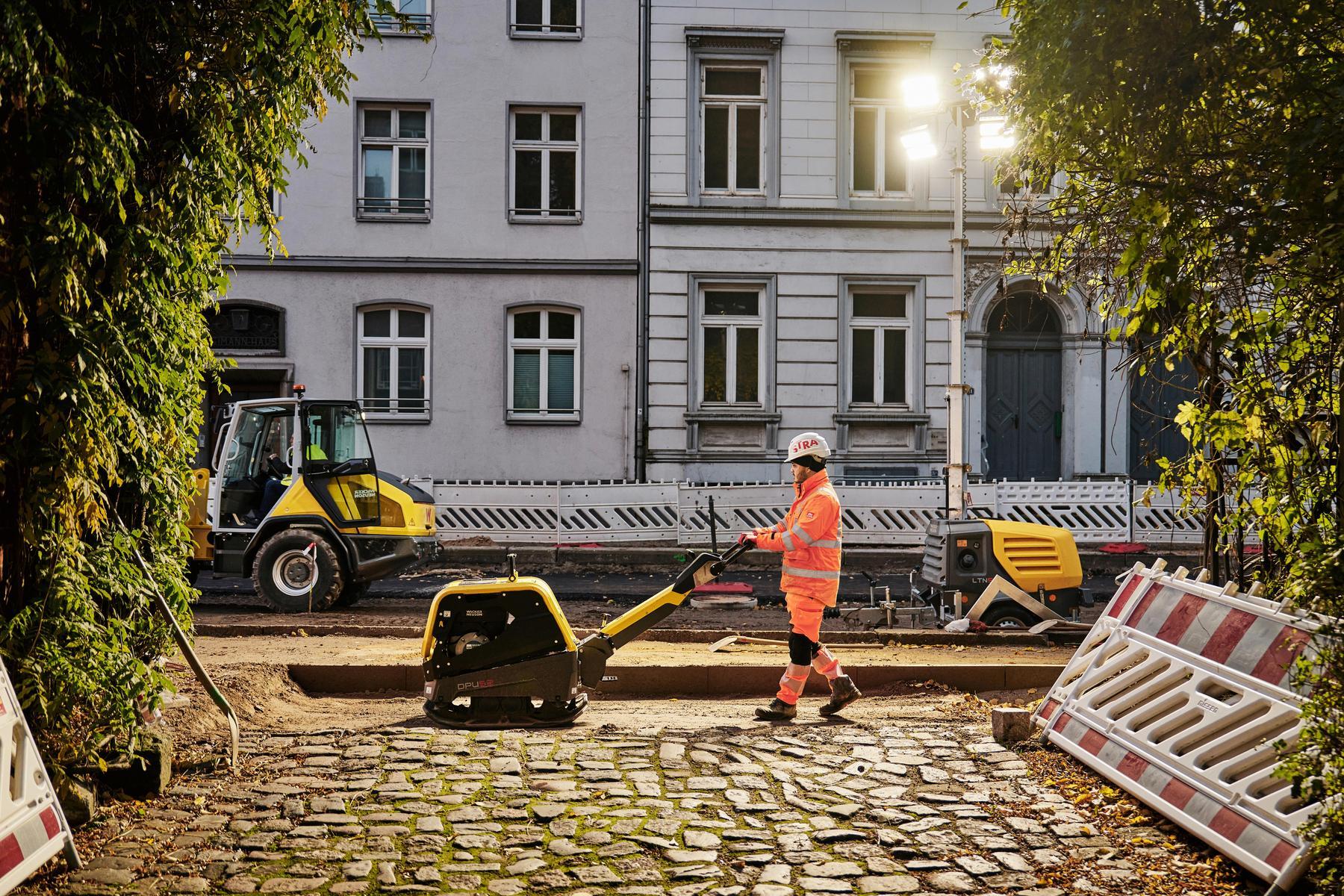 Strabag Baustelle mit Wacker Neuson Verdichtungstechnik bei Straßenbau in urbaner Umgebung